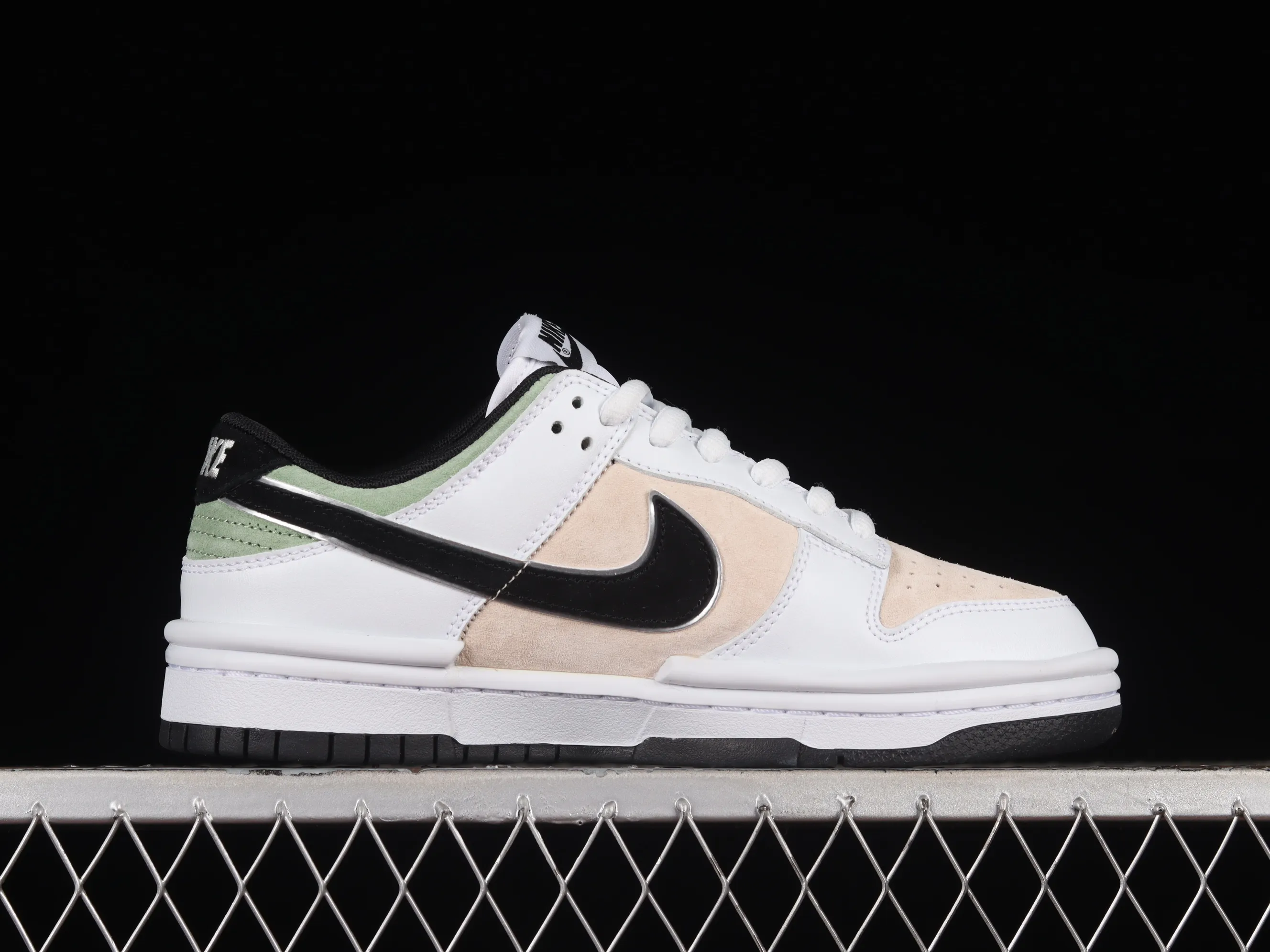All Categories Nk SB Dunk Series Nk SB Dunk Low Low-top sneakers Otomo Katsuhiro x Nk SB Dunk Low "Steamboy OST" Otomo Katsuhiro co-branded SB low-top sports and leisure sneakers DZ2794-888